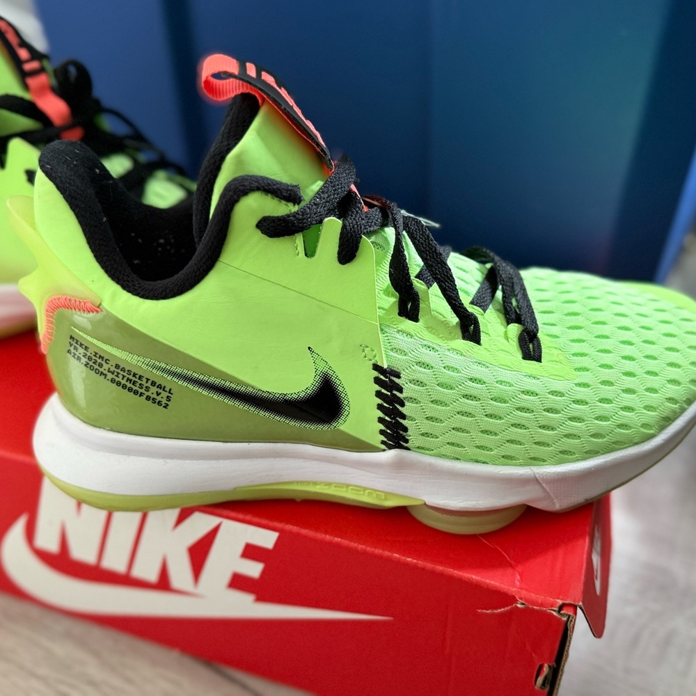 Nike Men's LEBRON WITNESS 5 grinch green lime basketballAthletic Shoes - Picture 8 of 8